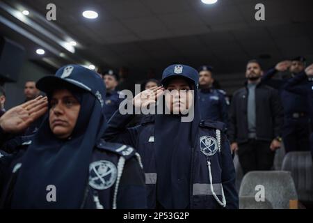 Gaza, Palestine. 6th mars 2023. (INT) la Direction générale de la police des femmes organise une cérémonie à l'occasion de la Journée internationale de la femme. 6 mars 2023, Gaza, Palestine: La Direction générale de la police des femmes a organisé une cérémonie à l'occasion de la Journée internationale de la femme, afin de présenter les réalisations les plus importantes de la police palestinienne en 2022. Le sous-secrétaire du ministère de l'intérieur et de la sécurité nationale, le général de division Nasser Musleh, et le directeur général de la police, le général de division Mahmoud Salah.Credit : Saher Alghorra/ne, ont assisté à la cérémonie Banque D'Images