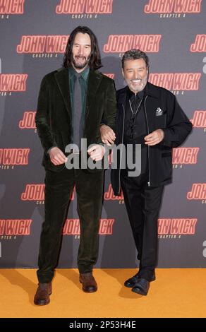 Keanu Reeves (à gauche) et Ian McShane participant à la projection de gala de John Wick: Chapitre 4, à Cineworld Leicester Square, Londres. Date de la photo: Lundi 6 mars 2023. Banque D'Images