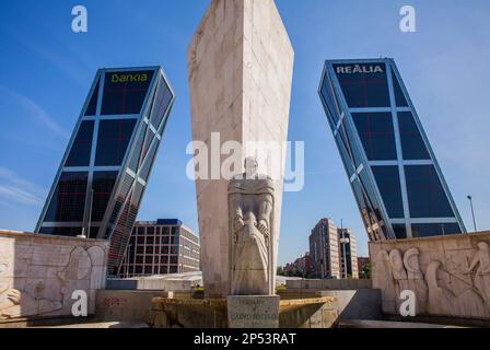 Des tours Kio et Calvo Sotelo monument situé sur la Plaza de Castilla. Madrid, Espagne. Banque D'Images