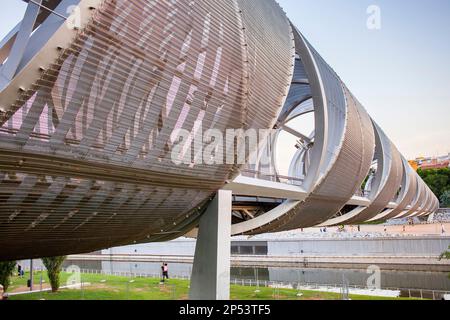 Manzanares et pont Arganzuela par Dominique Perrault, Madrid Rio Park. Madrid, Espagne Banque D'Images