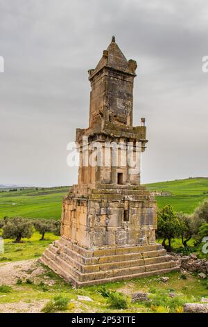 Le célèbre site archéologique de Dougga en Tunisie, en Afrique. Site du patrimoine mondial de l'UNESCO. Le mausolée Libyco-Punique de Dougga Banque D'Images