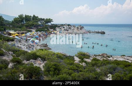 Les personnes nageant et se baignant au soleil à la plage de kavourotripes à Sithonia, halkidiki, Green. Vacances d'été sur la côte Banque D'Images