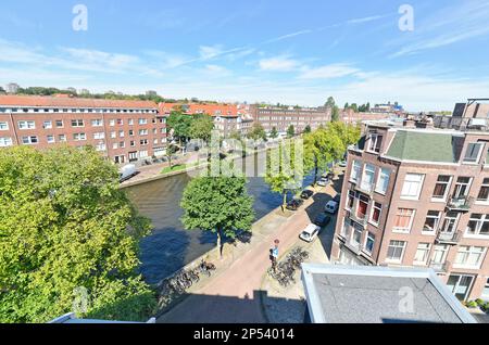 Amsterdam, pays-Bas - 10 avril 2021 : vue aérienne depuis le toit d'un bâtiment avec des vélos garés dans la rue et des bâtiments situés à l'arrière-plan Banque D'Images