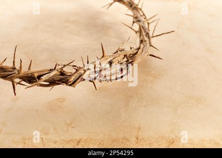 Crown of Thorns sur fond de papier d'époque Banque D'Images