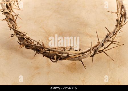 Crown of Thorns sur fond de papier d'époque Banque D'Images