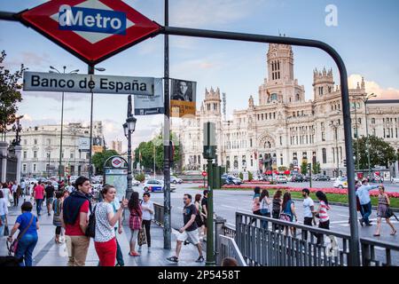 La Plaza Cibeles, le palais de Cibeles en arrière-plan. Madrid, Espagne Banque D'Images