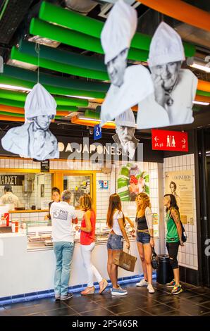 La nourriture japonaise, au marché de San Antón. De Chueca. Madrid, Espagne Banque D'Images