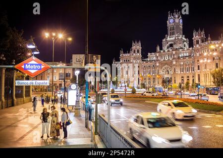 La Plaza Cibeles, le palais de Cibeles en arrière-plan. Madrid, Espagne Banque D'Images