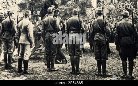 1916 , 12 juillet , TRENTO , Trentin-Haut-Adige , ITALIE : le patriote italien CESARE BATTISTI ( Trento 1875 - 1916 ) prisonnier de soldats autrichiens juste après le verdict de la peine de mort pendu à Castello del Bonconsiglio . - Italia foto storiche - HISTOIRE - WWI - PRIMA GUERRA MONDIALE - Guerre mondiale - Grande Guerra - POLITICA - POLITIQUE - PATRIA - PATRIOTA - EROE - barba - barbe - uniforme militaire divisa militare - prigioniero - condansato a morte - condanna ---- Archivio GBB Banque D'Images