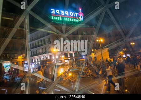 Vue de la Puerta del Sol à travers la station de métro Sol Vodafone. Madrid, Espagne Banque D'Images