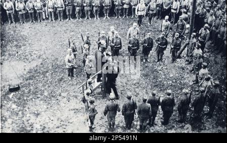 1916 , 12 juillet , TRENTO , Trentin-Haut-Adige , Italie : le patriote italien FABIO FILZI I ( 1884 - 1916 ) Prisonnier de soldats autrichiens au Castello del Bonconsiglio juste après le verdict de la peine de mort - Italia foto storiche - HISTOIRE - WWI - PRIMA GUERRA MONDIALE - Guerre mondiale - Grande Guerra - POLITICA - POLITIQUE - PATRIA - PATRIOTA - EROE - prigioniero - condansato A morte - condanna --- Archivio GBB Banque D'Images