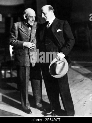 1935 , décembre , Rome , Italie : le dramaturge italien LUIGI PIRANDELLO ( 1867 - 1936 ) Avec l'acteur RUGGERI pendant le rehersal de NON si sa COME - TEATRO - THEATRE - THEATRE - DRAMMATURGO - dramatist - scrittore - writer - letterato - letteratura - playwriter - play-writer - play writer - commediografo - portrait - ritratto - Bow tie - cravatta - papillon - LETTERATURA - LITTÉRATURE ---- Archivio GBB Banque D'Images