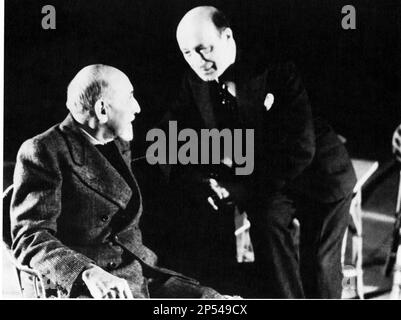 1935 , décembre , Rome , Italie : le dramaturge italien LUIGI PIRANDELLO ( 1867 - 1936 ) Avec l'acteur RUGGERI pendant le rehersal de NON si sa VIENNENT - TEATRO - THEATRE - THEATRE - DRAMMATURGO - dramatist - scrittore - writer - letterato - letteratura - playwriter - play-writer - play writer - commediografo - portrait - ritratto - profilo - profile - LETTERATURA - LITTÉRATURE ---- Archivio GBB Banque D'Images