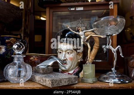 Divers articles à vendre à un antiquaire fenêtre dans Édimbourg, Écosse, Royaume-Uni. Banque D'Images