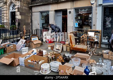 Femme qui navigue devant un magasin d'antiquités sur Dundas Street dans la nouvelle ville d'Édimbourg. Banque D'Images