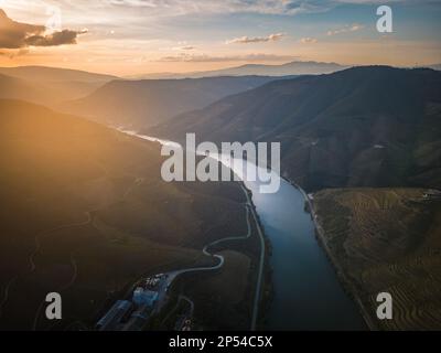Vue aérienne sur la rivière dans les montagnes au coucher du soleil Banque D'Images