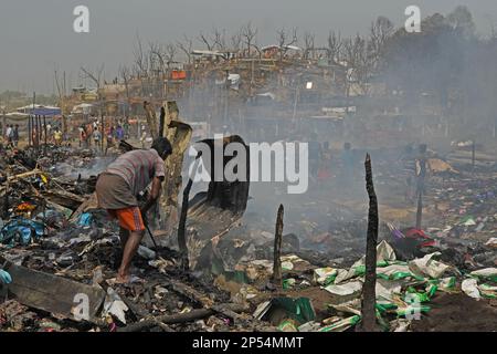 KUTUPALONG, Chittagong, Bangladesh. 6th mars 2023. KUTUPALONG, Bangladesh : un incendie a détruit dimanche 2 000 abris dans un camp de réfugiés de Rohingya dans le sud-est du Bangladesh, laissant environ 12 000 personnes sans abri.l'incendie a éclaté vers 2 h 45 au camp n° 11 de Kutupalong, l'un des plus grands établissements de réfugiés au monde, Et rapidement engloutir les abris en bambou et en bâche, .'quelques 2 000 abris ont été brûlés, laissant environ 12 000 ressortissants du Myanmar déplacés de force sans abri, '' .au moins 35 mosquées et 21 centres d'apprentissage pour les réfugiés ont également été détruits, bien que là Banque D'Images