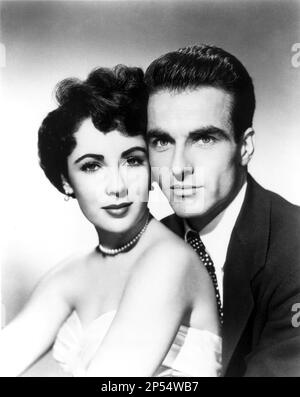 1951 , USA : l'actrice Elizabeth TAYLOR avec MONTGOMERY CLIFT (1920 - 1966 ) dans Un LIEU AU SOLEIL ( un posto al Sole - una tragedia americana ) Par George Stevens d'un roman de Theodore Dreiser et la pièce de Patrick Kearney - CINÉMA - FILM - LIZ - perla - perle - collier de perles - collana - orecchini - ardrops - bijoux - gioiello - gioielli - embrase - abbraccio --- Archivio GBB Banque D'Images