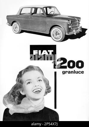 1958 , Italie : l'industrie automobile italienne FIAT ( F.I.A.T. frabbrica Italiana Automobili Torino ) publicité pour le nouveau modèle 1200 FIAT - GIANNI AGNELLI - automobile - automobili - cars - anni 50 - '50 - 50 - utilitaria - industria - à ---- Archivio GBB Banque D'Images
