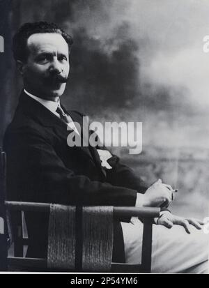L'écrivain italien, dramaturge et scénariste MARCO PRAGA ( 1862 - 1929 ), fils d'Emilio Praga , directeur de 1912 à 1915 de la compagnie de théâtre Teatro Manzoni à Milan - TEATRO - THEATRE - SCRITTORE - ÉCRIVAIN - LETTERATO - LETTERATURA VERISTA - VERISMO - DRAMMATURGO - COMMEDIOGRAFO - portrait - ritratto - bachili - moustache - collier - colletto - Cravatta - TIE - écrivain de jeu - Play-writer ---- Archivio GBB Banque D'Images