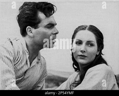 1951 , ITALIE : l'acteur italien ERMANNO RANDI ( 1920 - 1951 ) avec CARLA DEL POGGIO à la vita riprenderà ( aka il SENTIERO DELl'ODIO ) par Sergio Grieco . RANDI aurait été abattu par son amant Giuseppe Maggiore le 1 novembre 1951 . C'était les premiers scandales de l'après-guerre Cinecittà cronicles .- FILM - CINÉMA - ATTORE CINEMATOGRAFICO - GAY - omosessuale - omosessualità - homosexuel - homosexualité - profilo - profil --- Archivio GBB Banque D'Images