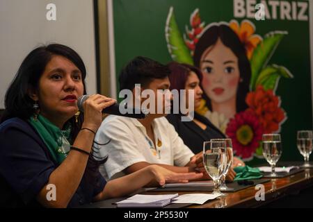 San Salvador, El Salvador. 06th mars 2023. L'activiste Sara Garcia (l) parle lors d'une conférence de presse de l'affaire 'Beatriz c. El Salvador'. La jeune Beatriz est morte au Salvador quand elle a été interdite d'avortement, même si la grossesse a mis sa vie en danger. En El Salvador, les avortements sont généralement interdits et punis d'emprisonnement. Même les fausses couches sont sujettes à des sanctions draconiennes. Credit: Camilo Freedman/dpa/Alay Live News Banque D'Images
