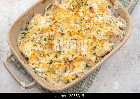 Cocotte de poisson blanc, chou-fleur et pomme de terre Banque D'Images