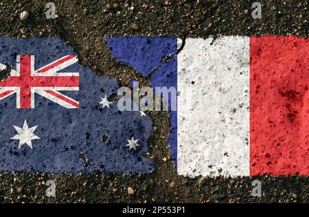 Sur la chaussée, il y a des images des drapeaux de l'Australie et de la France, comme une confrontation entre les deux pays. Image conceptuelle. Banque D'Images