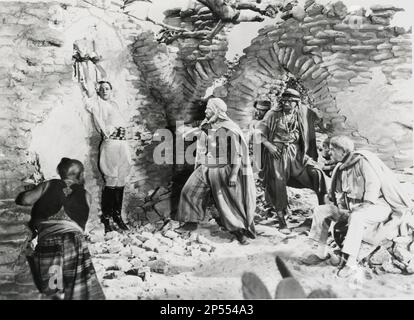 1926 , USA : l'acteur de cinéma sur écran silencieux RUDOLPH VALENTINO ( né Rodolfo Guglielmi , 1895 - 1926 ) dans LE FILS DU CHEIK ( il figlio dello Sceicco ) par George Fitzmaurice , du roman d'Edith Maude Hull , Paramount Picture . - RODOLFO - CINÉMA MUTO - attore camografico - VILMA - AMANT LATIN - italoamericano - italo americano - italo-americano - émigrant - emigrante - italo-américain - portrait - ritratto - turbante - turban - arabe - arabo - tortura - torture - servitude --- Archivio B Banque D'Images