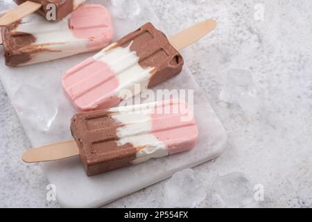 Crème glacée au yaourt napolitain, popsicle Banque D'Images