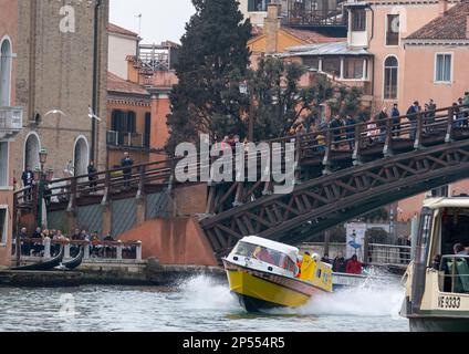 Ambulance d'eau répondant à une urgence voyageant à grande vitesse à travers le Grand Canal, Venise, Italie Banque D'Images