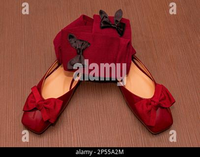 Ballerine plate cuir verni chaussures et chaussettes rouges sur un sol Banque D'Images