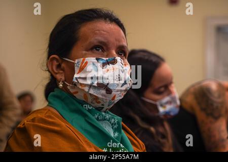 San Salvador, El Salvador. 06th mars 2023. La mère du défunt Beatriz assiste à une conférence de presse sur l'affaire Beatriz c. El Salvador. La jeune Beatriz est morte au Salvador quand on lui a interdit d'avorter, même si la grossesse a mis sa vie en danger. En El Salvador, les avortements sont généralement interdits et punis d'emprisonnement. Même les fausses couches sont sujettes à des sanctions draconiennes. Credit: Camilo Freedman/dpa/Alay Live News Banque D'Images