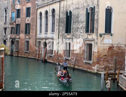 Gondolier et passagers sur un étroit canal latéral, quartier de San Polo, Venise, Italie Banque D'Images