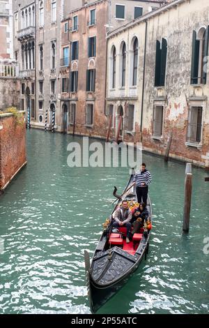 Gondolier et passagers sur un étroit canal latéral, quartier de San Polo, Venise, Italie Banque D'Images
