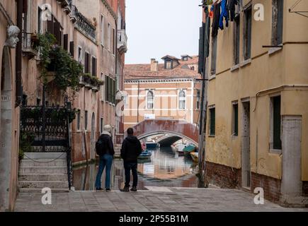 Canal latéral étroit, quartier de San Polo, Venise, Italie Banque D'Images
