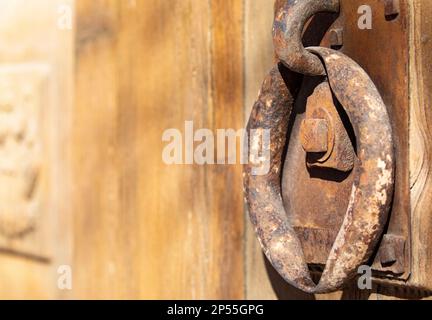 Le knocker de porte vieillit et abîmé se présente sur une porte en bois dans le sud-ouest américain, dans le concept historique « To Knock or Not to Knock » Banque D'Images