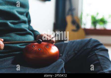 gros plan d'un tambour de langue en acier heureux utilisé, thème musical. Photo de haute qualité Banque D'Images