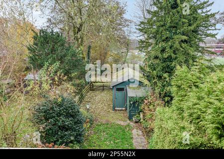 Amsterdam, pays-Bas - 10 avril 2021 : jardin surcultivé avec arbres et buissons à l'avant - image prise d'en haut, en regardant vers le bas le chemin Banque D'Images