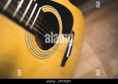 gros plan d'un concept de guitare acoustique, de musique et d'art. Photo de haute qualité Banque D'Images