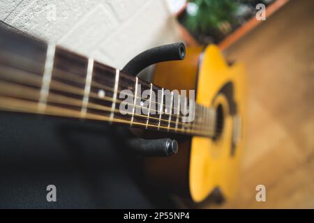 gros plan d'une guitare acoustique dans la maison, concept d'art. Photo de haute qualité Banque D'Images