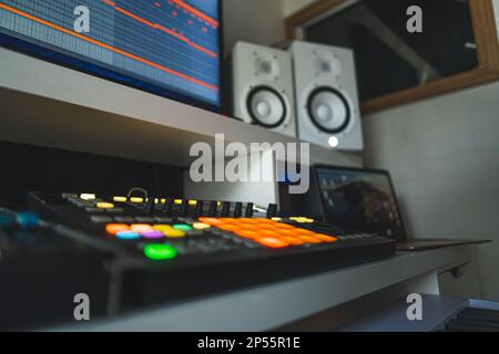 Synthétiseur de son, haut-parleur et séquenceur MIDI, studio à domicile. Photo de haute qualité Banque D'Images