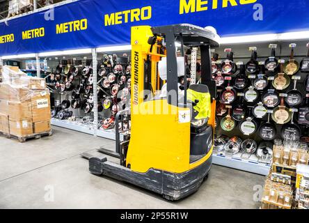 Samara, Russie - 2 mars 2023 : chariot élévateur d'entrepôt dans le magasin Metro. Metro Group est un groupe de distribution allemand Banque D'Images
