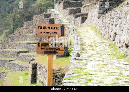 Machu Picchu Mountain et Sun porte signe pour le touriste dans perdu Incan ville de Machu Picchu montagne à Cusco, Pérou. Banque D'Images