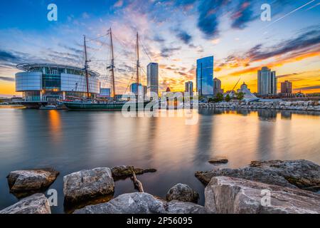 Milwaukee, Wisconsin, États-Unis, vue d'horizon du centre-ville sur le lac Michigan au coucher du soleil. Banque D'Images