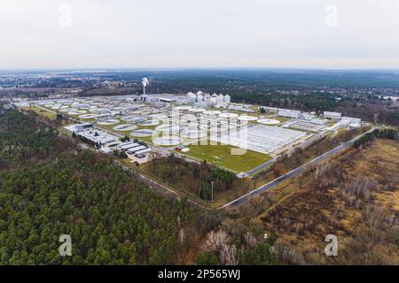 Usine de traitement des eaux usées de Czajka dans la partie de la ville de Varsovie, Pologne, tir de drone. Photo de haute qualité Banque D'Images