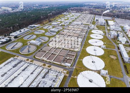 Usine de traitement des eaux usées de Czajka, ville de Varsovie en arrière-plan, tir de drone. Photo de haute qualité Banque D'Images