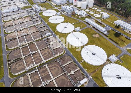 Tir d'oiseau de l'usine de traitement des eaux usées de Czajka à Varsovie. Photo de haute qualité Banque D'Images