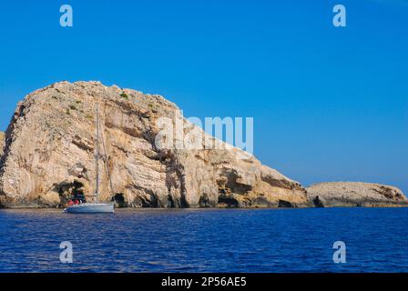 La grotte calcaire bleue sur l'île de Bisevo dans la mer Adriatique. Les touristes attendent devant la grotte dans un voilier blanc, Croatie. Banque D'Images