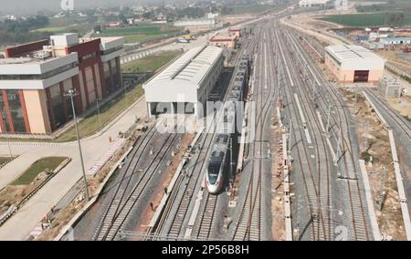 GHAZIABAD, INDE - MARS 6: Vue aérienne du couloir du système régional de transport rapide du dépôt de Duhai de Delhi-Meerut sur 6 mars 2023 à Ghaziabad, Inde.le dépôt de Duhai du couloir du système régional de transport rapide de Delhi-Ghaziabad-Meerut (RRT) est maintenant fonctionnel avec des installations de pointe, les responsables de la Société de transport de la région de la capitale nationale (CRTC Said lundi). Ce dépôt est le premier qui a été mis en place pour le projet RRT, qui reliera Delhi, Ghaziabad et Meerut avec des trains à grande vitesse de pointe.(photo de Sakib Ali/Hindustan Times/Sipa USA) Banque D'Images